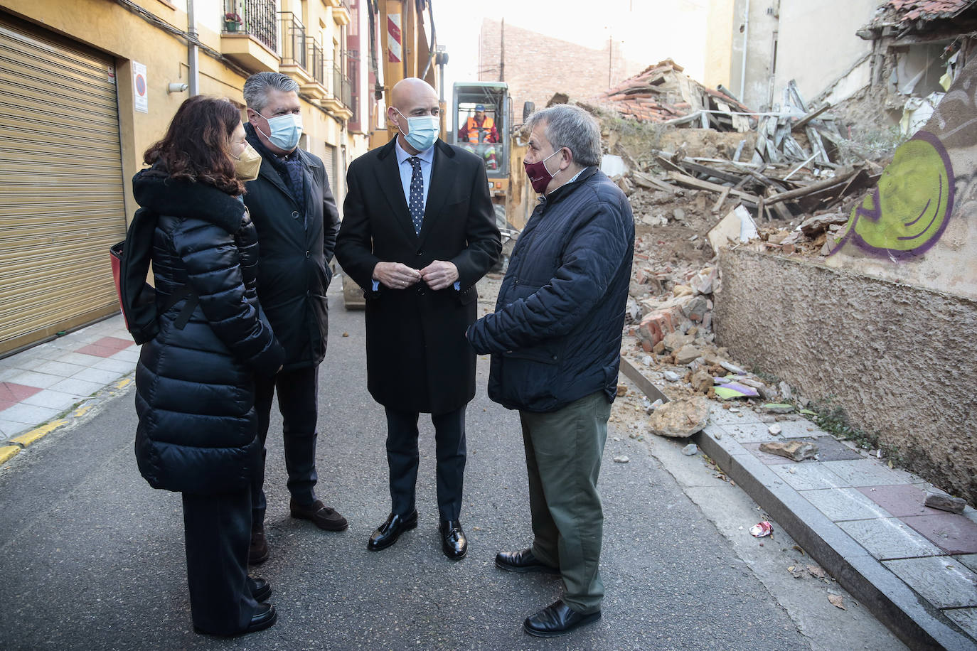 Comienza la fase de derribo y retirada de escombros de diez viviendas en la calle Alfosno el Justiciero para dar el primer paso en la puesta en marcha de una ronda interior que será una realidad en 2023