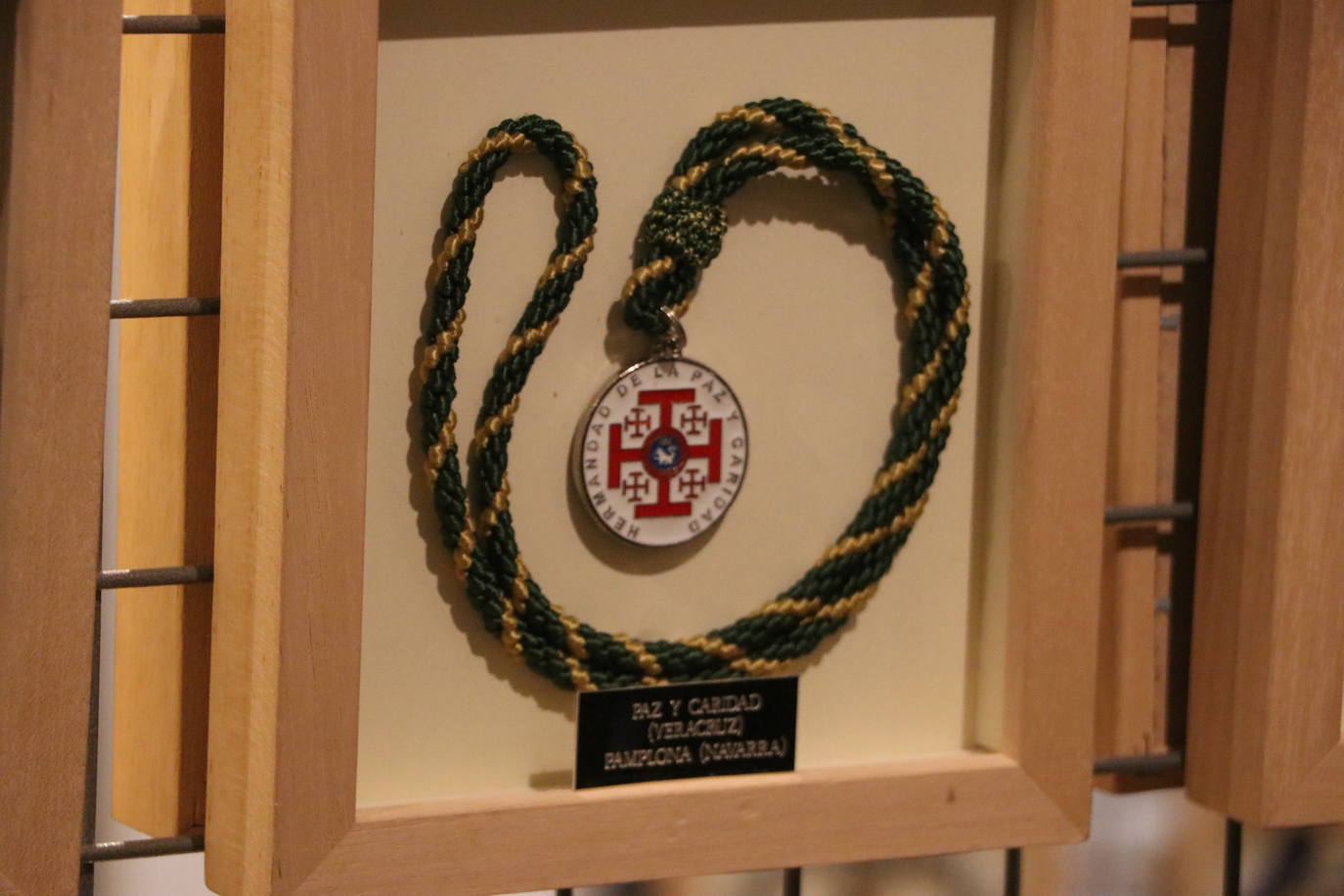 La exposición internacional de 'La Vera Cruz en el mundo' formada por 300 cruces llega al Museo Casa Botines Gaudí para mostrar una colección de este símbolo internacional que alrededor de la Semana Santa une a diferentes países.