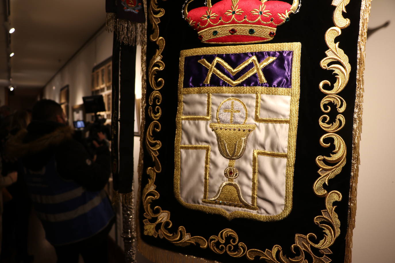 La exposición internacional de 'La Vera Cruz en el mundo' formada por 300 cruces llega al Museo Casa Botines Gaudí para mostrar una colección de este símbolo internacional que alrededor de la Semana Santa une a diferentes países.