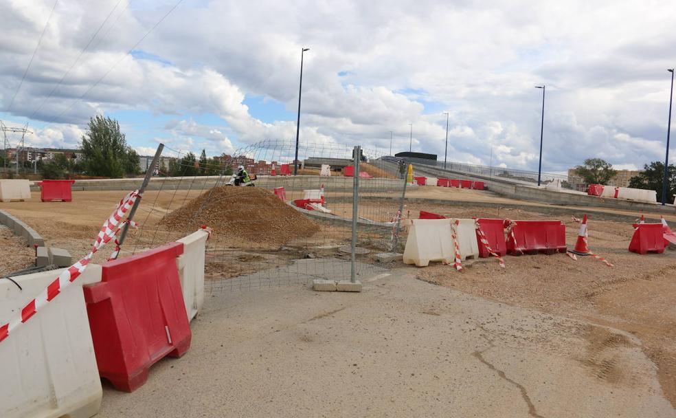 Imagen de la compleja integración del nuevo paso elevado de vehículos en la zona de San Juan de Dios. Sus dos carriles son insuficientes y antes de finalizar la obra ya se ha quedado 'viejo'. 