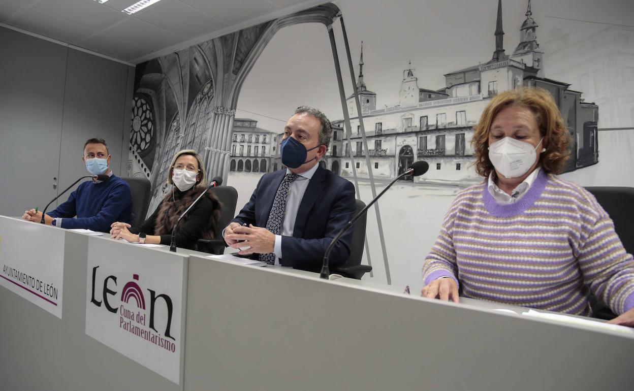 Imagen de archivo de Aurora Baza (derecha) en el Ayuntamiento de Ordoño II.