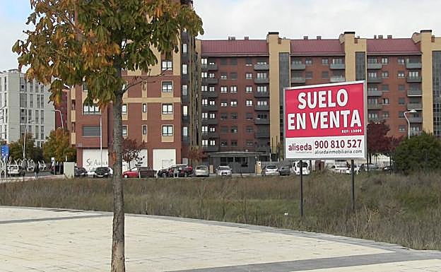 Una de las parcelas a la venta en esta zona de la ciudad de León.