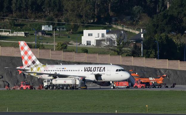 Un avión de la compañía Volotea, estacionado en el aeropuerto de A Coruña, en el que se produjo el falso aviso de bomba. 