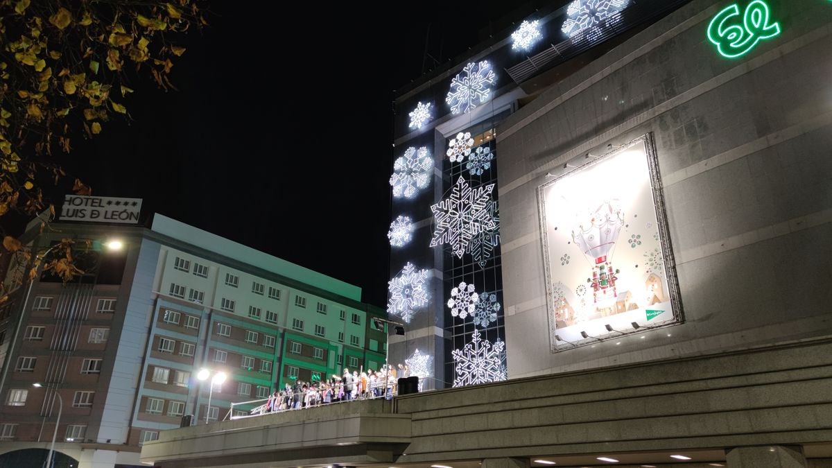 Los niños de las Escuelas Corales han sido los protagonistas del tradicional encendido navideño de la fachada de El Corte Inglés.