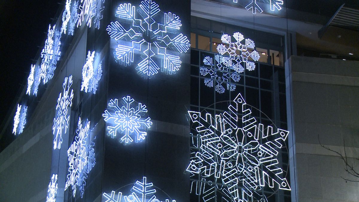 Los niños de las Escuelas Corales han sido los protagonistas del tradicional encendido navideño de la fachada de El Corte Inglés.