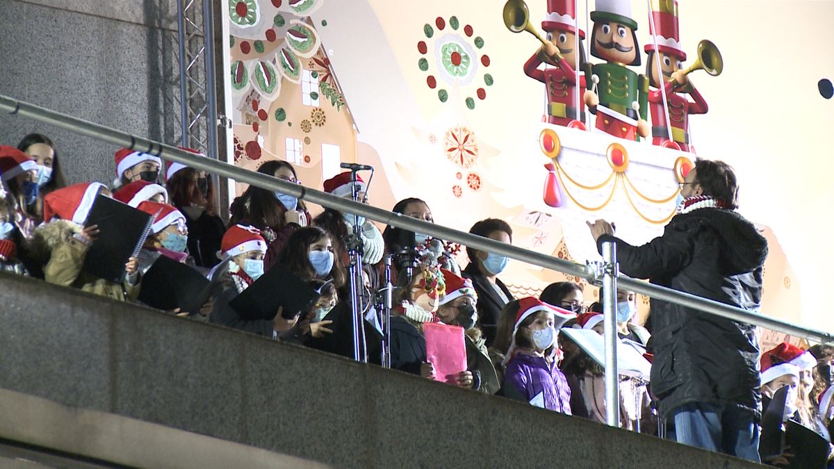 Los niños de las Escuelas Corales han sido los protagonistas del tradicional encendido navideño de la fachada de El Corte Inglés.