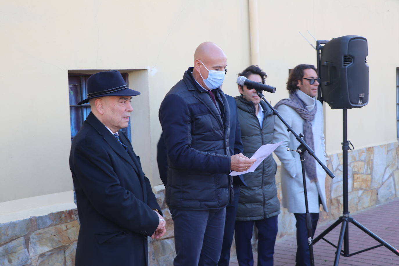 La Plaza Millán Astray ya es historia en Armunia: Manuel Quijano ha presencido junto a sus hijos, entre emoción y «orgullo» la oficialidad del cambio.