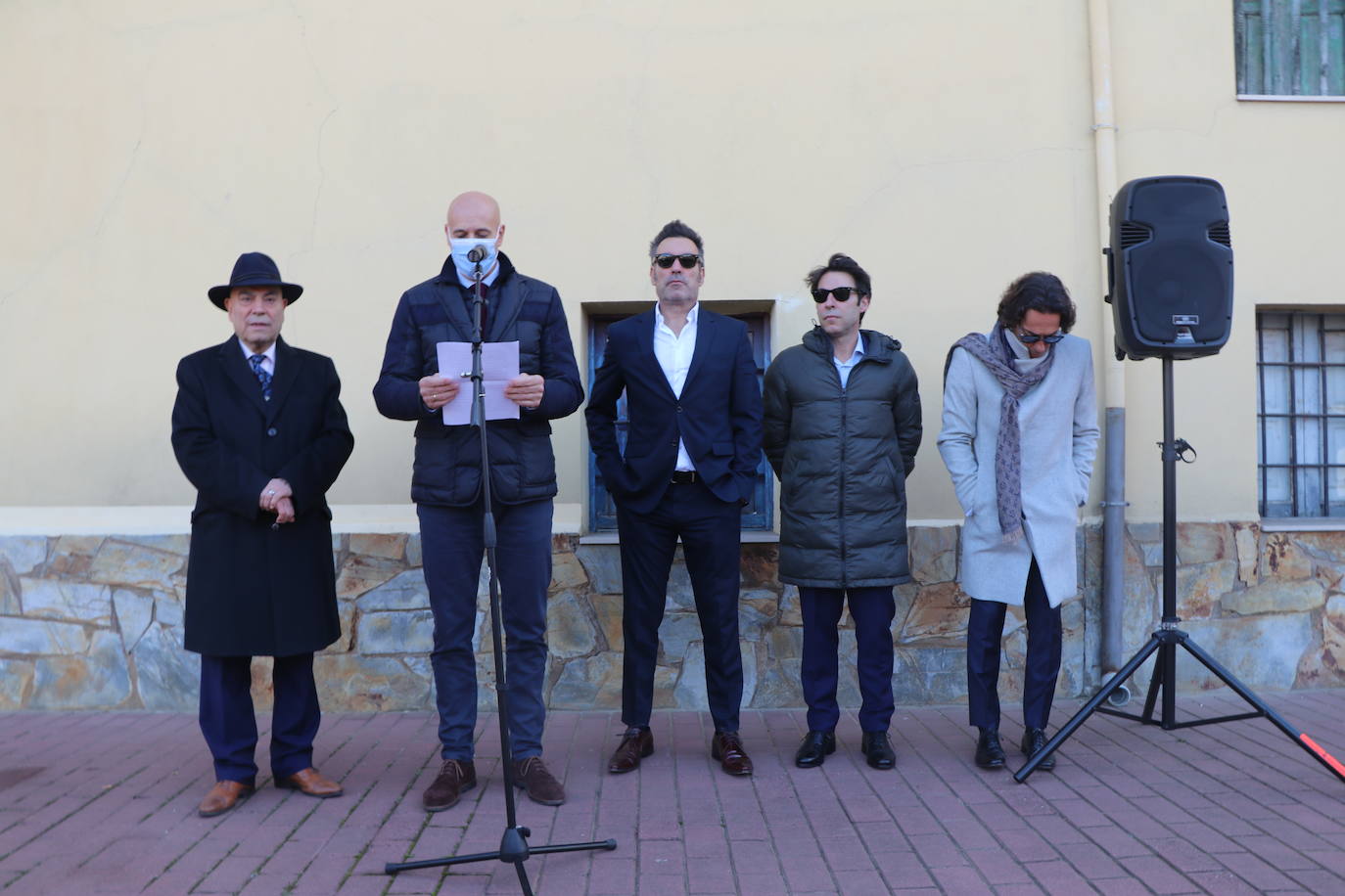 La Plaza Millán Astray ya es historia en Armunia: Manuel Quijano ha presencido junto a sus hijos, entre emoción y «orgullo» la oficialidad del cambio.