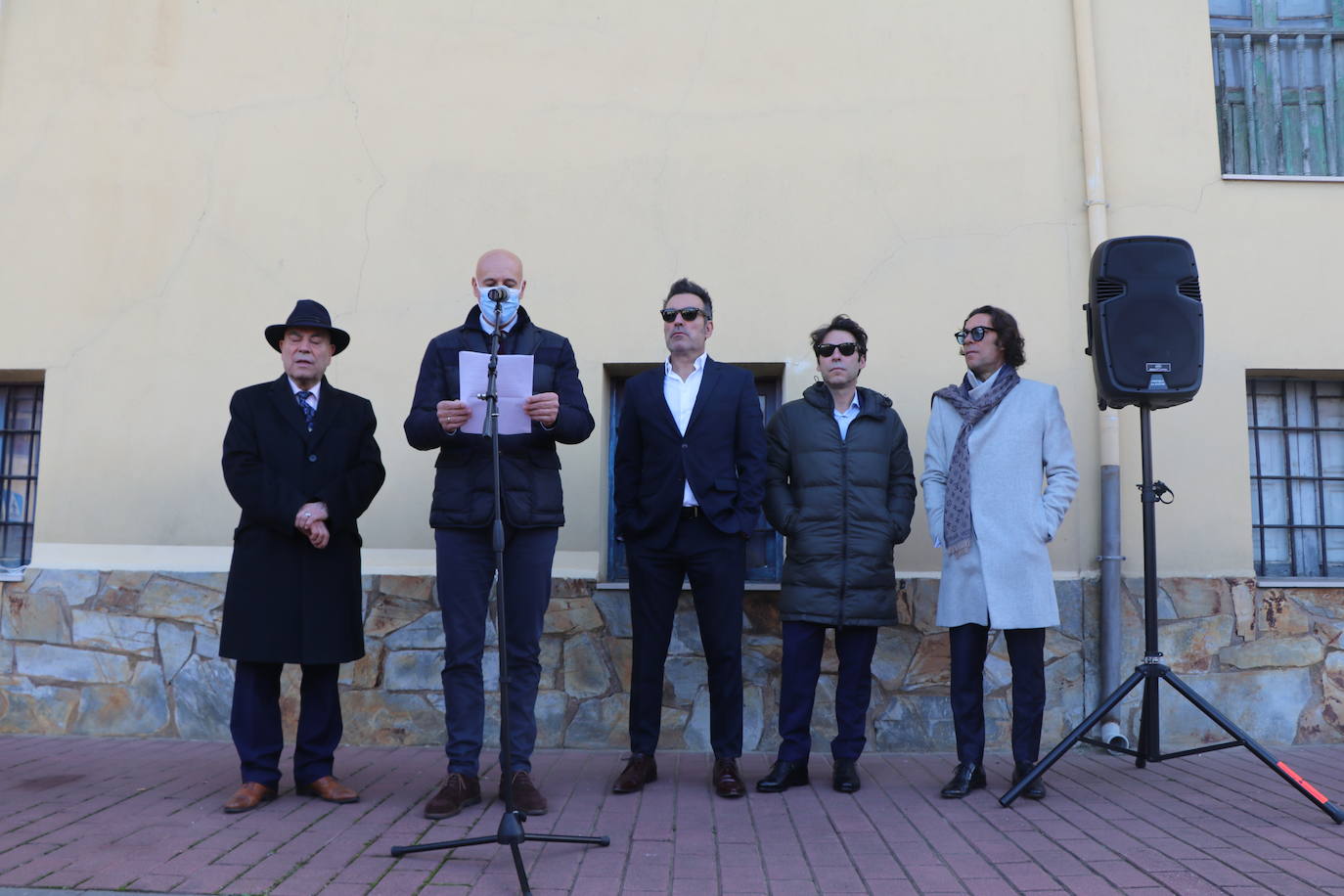 La Plaza Millán Astray ya es historia en Armunia: Manuel Quijano ha presencido junto a sus hijos, entre emoción y «orgullo» la oficialidad del cambio.