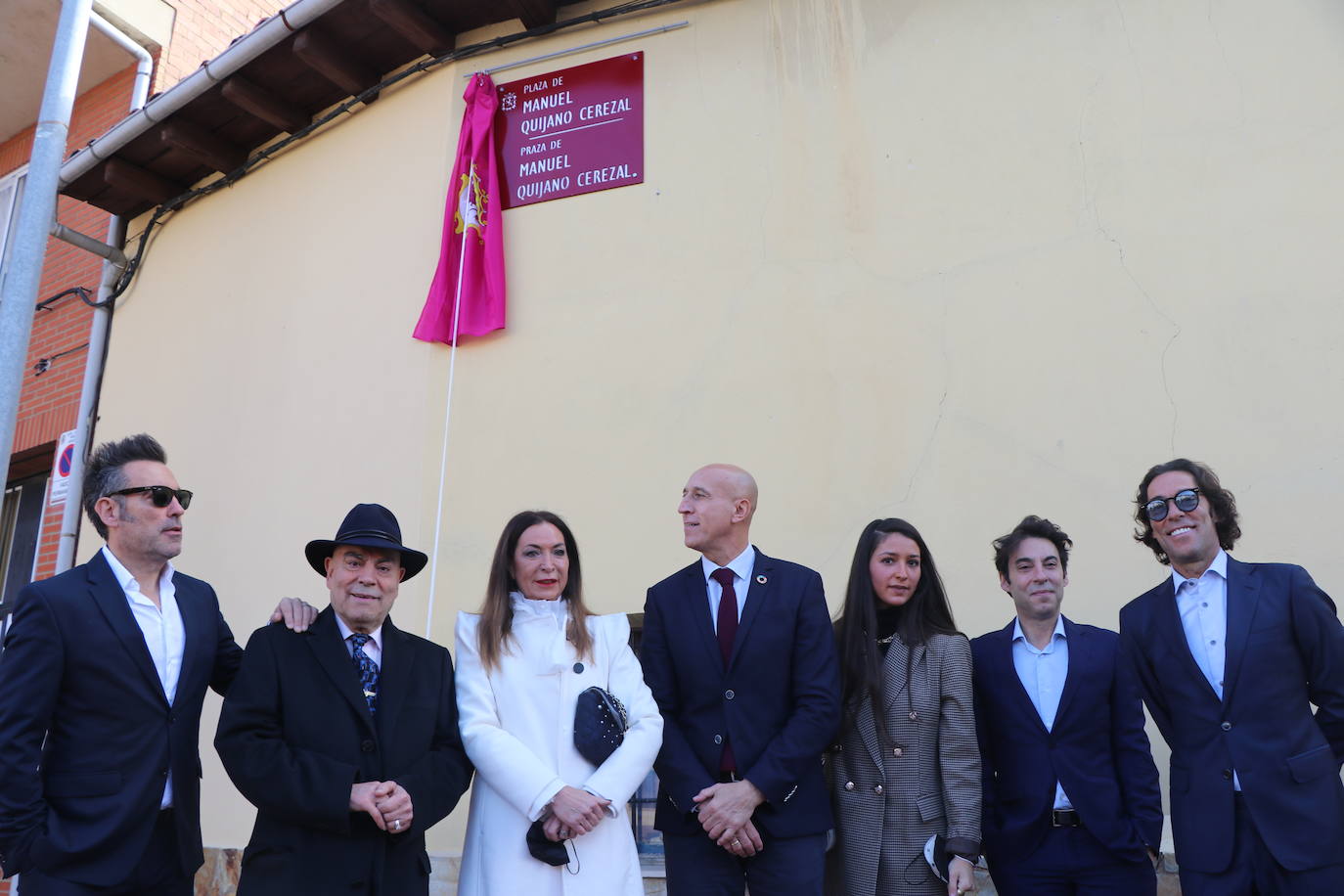 La Plaza Millán Astray ya es historia en Armunia: Manuel Quijano ha presencido junto a sus hijos, entre emoción y «orgullo» la oficialidad del cambio.