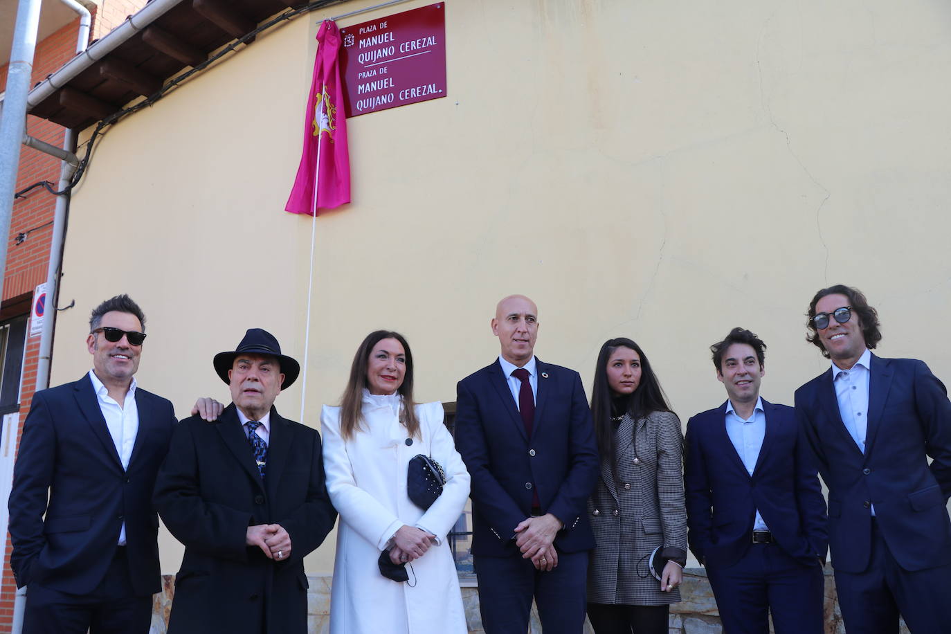 La Plaza Millán Astray ya es historia en Armunia: Manuel Quijano ha presencido junto a sus hijos, entre emoción y «orgullo» la oficialidad del cambio.