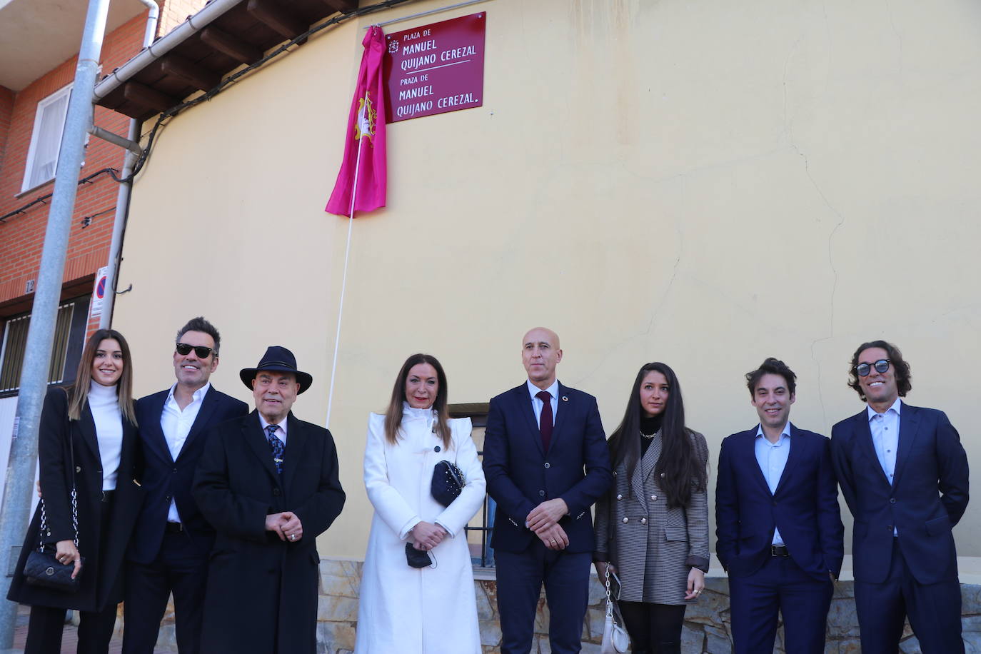 La Plaza Millán Astray ya es historia en Armunia: Manuel Quijano ha presencido junto a sus hijos, entre emoción y «orgullo» la oficialidad del cambio.