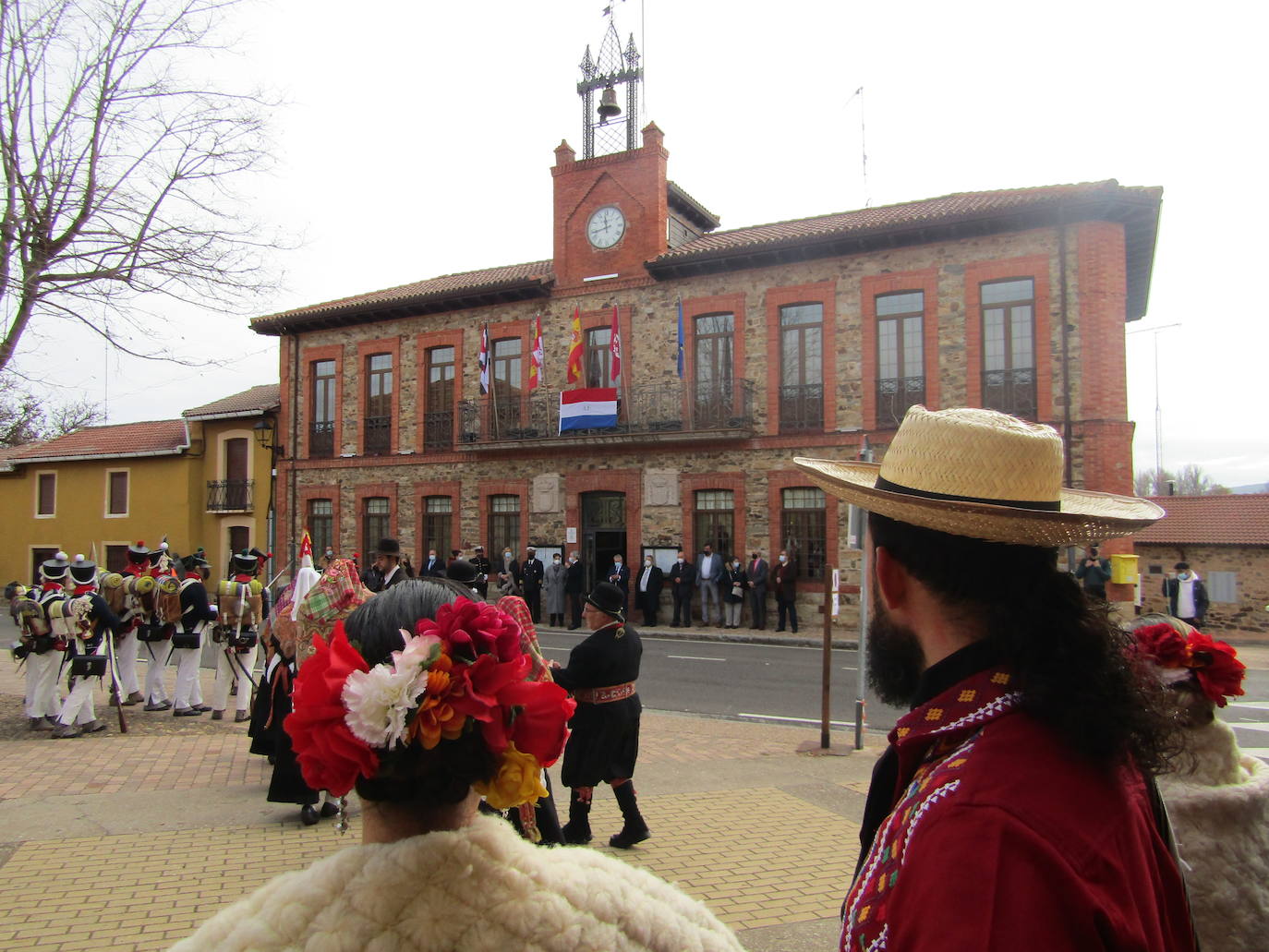 Turienzo de los Caballeros ha homenajeado este sábado a los soldados españoles y paraguayos que el 2 de enero de 1809 perdieron la vida al ser alcanzados en su retirada de Astorga por la caballería francesa del general Franceschi en un combate en la carretera que ascendía hasta Foncebadón.