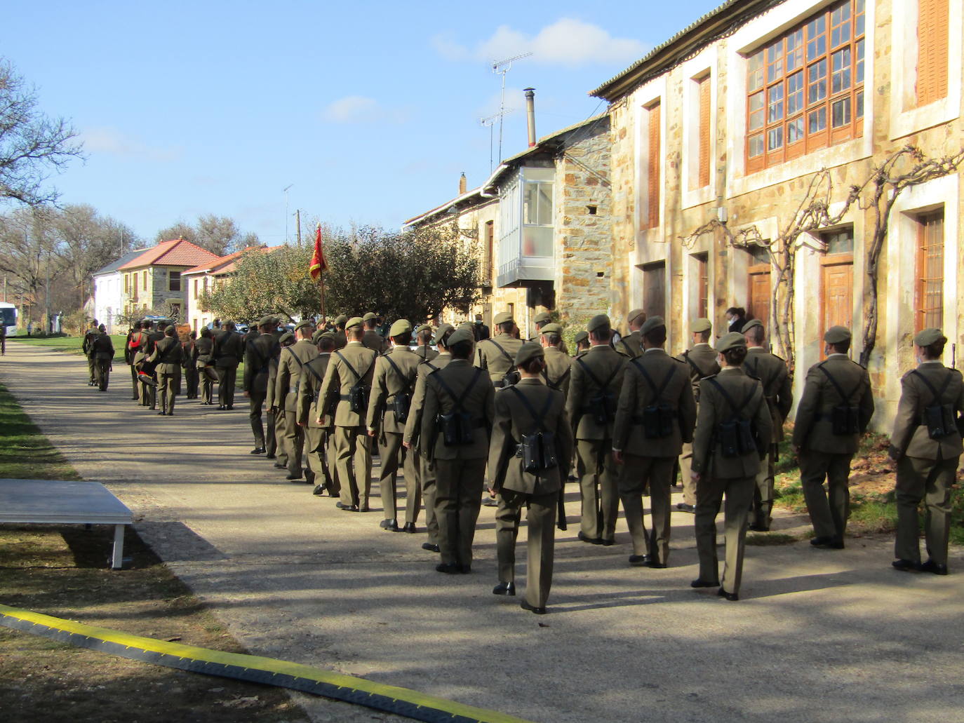 Turienzo de los Caballeros ha homenajeado este sábado a los soldados españoles y uruguayos que el 2 de enero de 1809 perdieorn la vida al ser alcanzados en su retirada de Atorga por la caballería francesa del general Franceschi en un combate en la carretera que ascendía hasta Foncebadón.