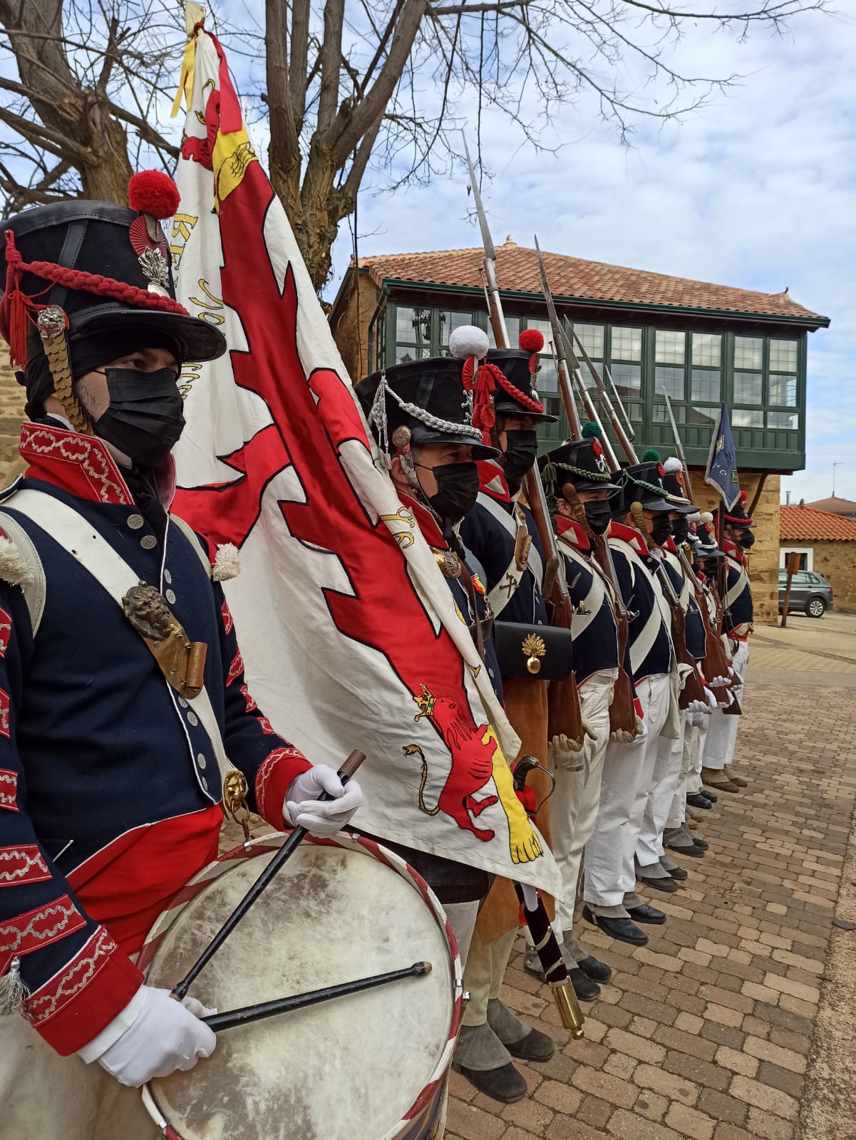 Turienzo de los Caballeros ha homenajeado este sábado a los soldados españoles y uruguayos que el 2 de enero de 1809 perdieorn la vida al ser alcanzados en su retirada de Atorga por la caballería francesa del general Franceschi en un combate en la carretera que ascendía hasta Foncebadón.