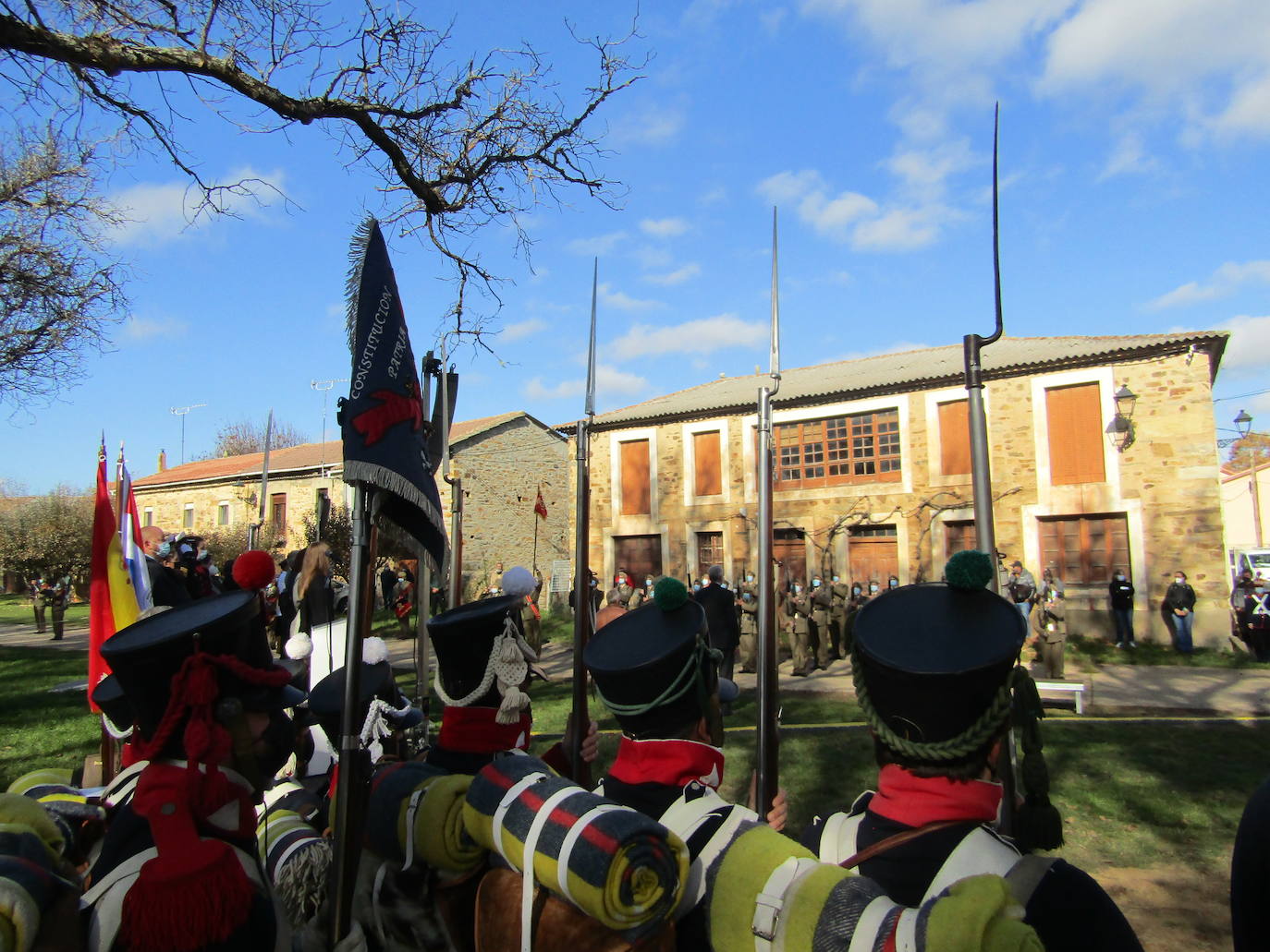 Turienzo de los Caballeros ha homenajeado este sábado a los soldados españoles y uruguayos que el 2 de enero de 1809 perdieorn la vida al ser alcanzados en su retirada de Atorga por la caballería francesa del general Franceschi en un combate en la carretera que ascendía hasta Foncebadón.