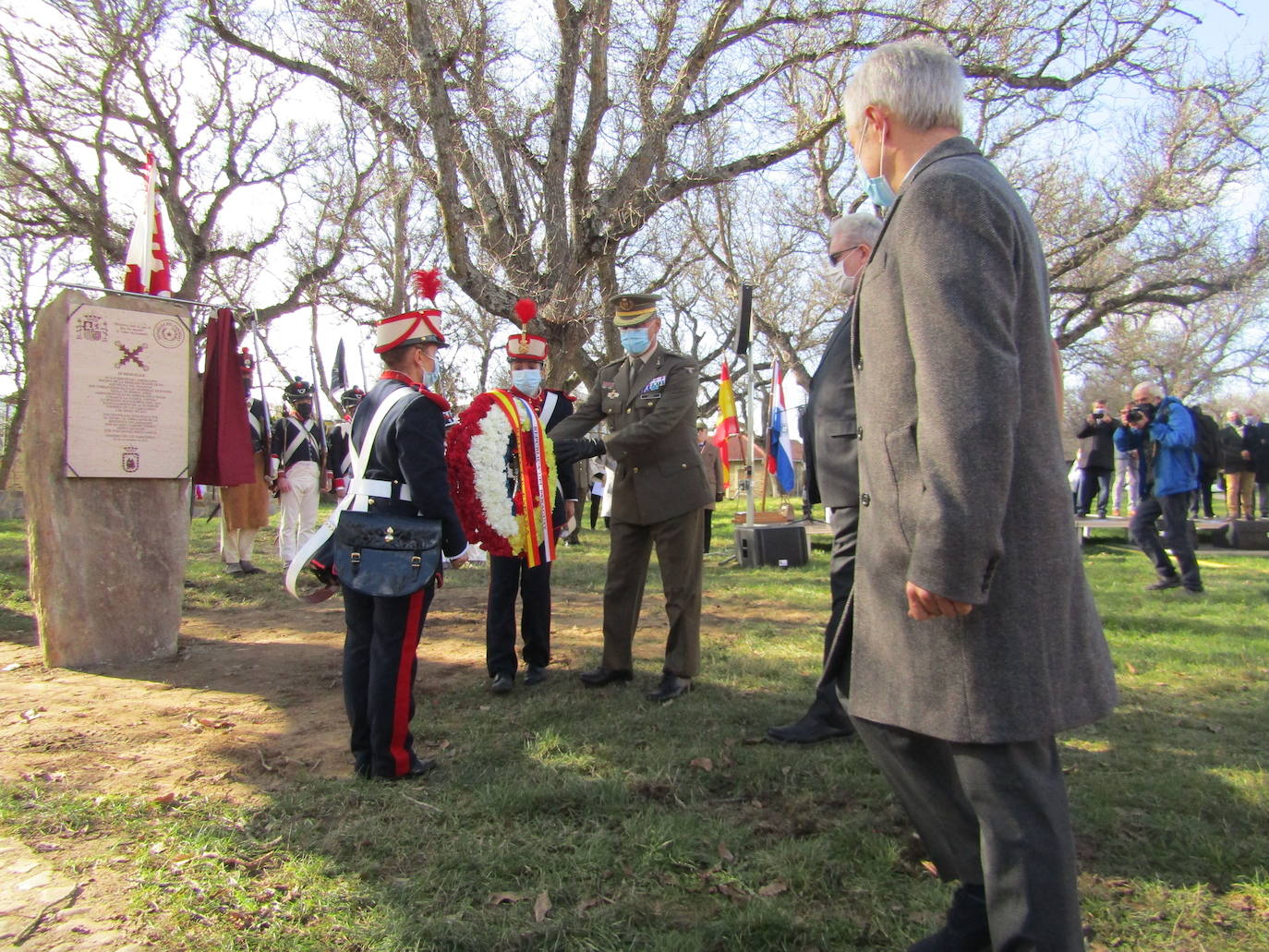 Turienzo de los Caballeros ha homenajeado este sábado a los soldados españoles y uruguayos que el 2 de enero de 1809 perdieorn la vida al ser alcanzados en su retirada de Atorga por la caballería francesa del general Franceschi en un combate en la carretera que ascendía hasta Foncebadón.