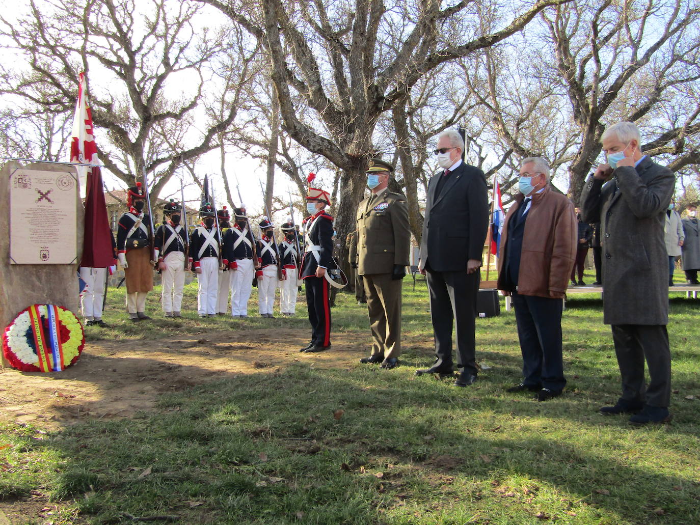 Turienzo de los Caballeros ha homenajeado este sábado a los soldados españoles y uruguayos que el 2 de enero de 1809 perdieorn la vida al ser alcanzados en su retirada de Atorga por la caballería francesa del general Franceschi en un combate en la carretera que ascendía hasta Foncebadón.