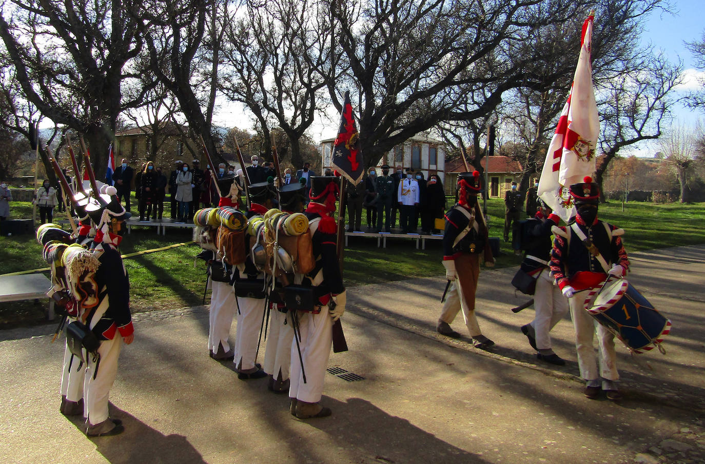 Turienzo de los Caballeros ha homenajeado este sábado a los soldados españoles y uruguayos que el 2 de enero de 1809 perdieorn la vida al ser alcanzados en su retirada de Atorga por la caballería francesa del general Franceschi en un combate en la carretera que ascendía hasta Foncebadón.