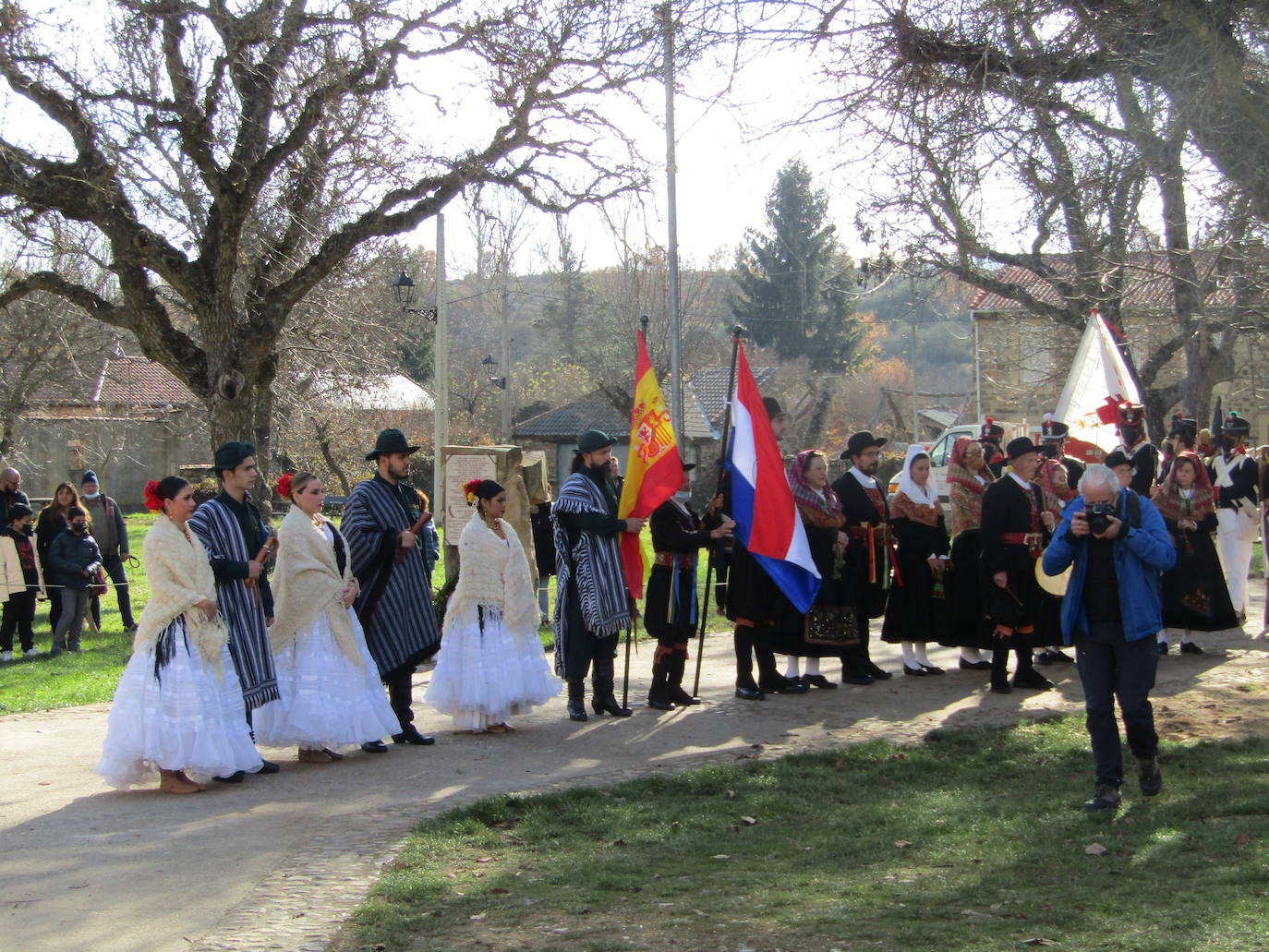 Turienzo de los Caballeros ha homenajeado este sábado a los soldados españoles y uruguayos que el 2 de enero de 1809 perdieorn la vida al ser alcanzados en su retirada de Atorga por la caballería francesa del general Franceschi en un combate en la carretera que ascendía hasta Foncebadón.