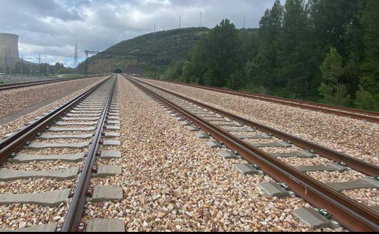 Vías atravesando el municipio de La Robla, en la provincia de León.