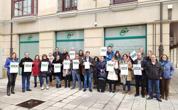 Imagen de una concentración frente a la sede de CSIF en León.