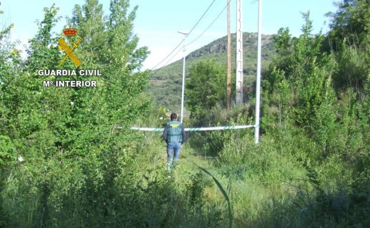 Momento en el que la Guardia Civil realiza sus diligencias en la zona del crímen. 