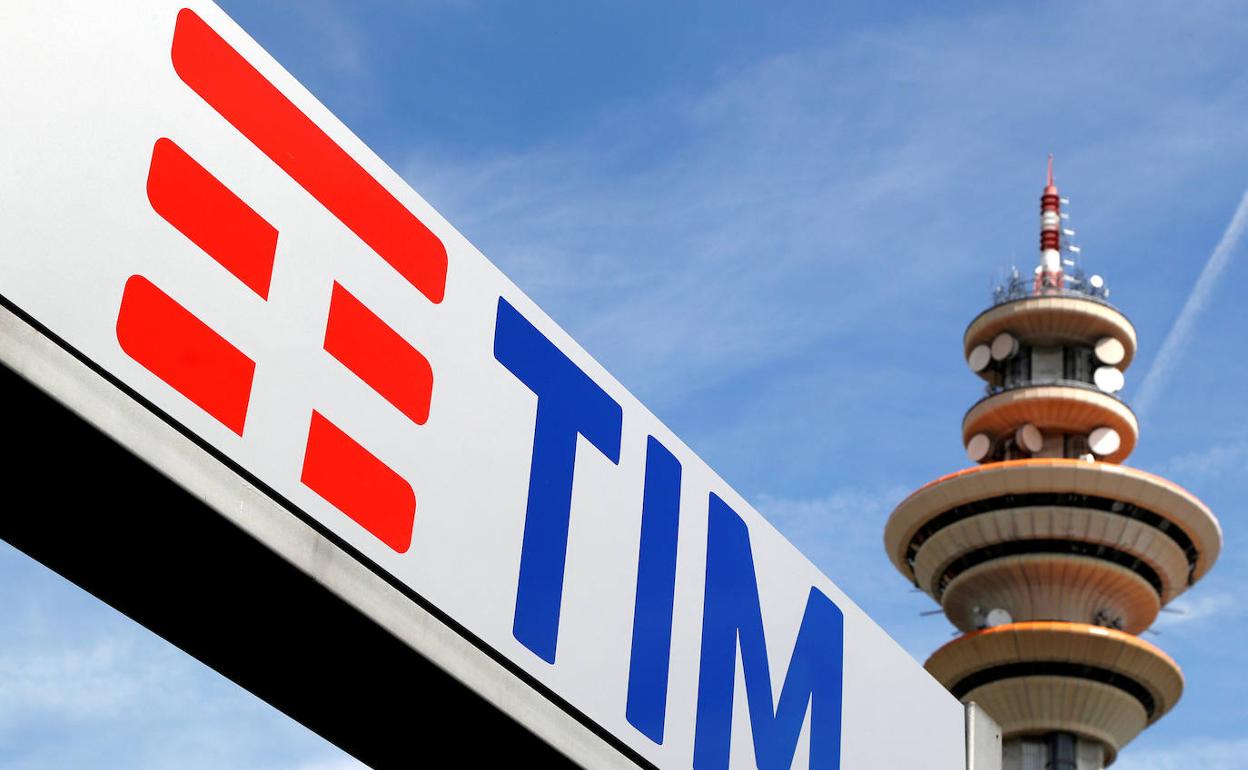 El logo de TIM en su sede de Milán. 