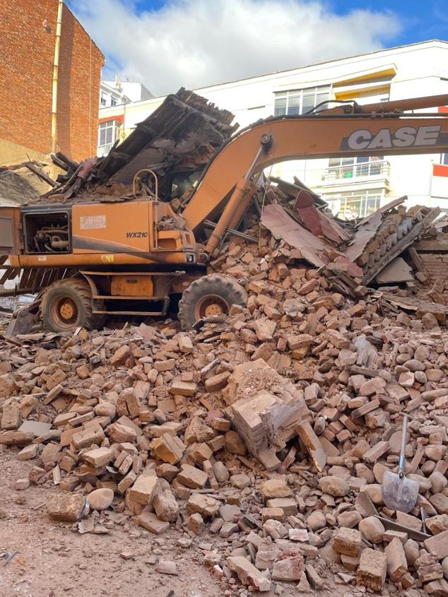 El derrumbe se ha producido cuando la máquina procedía al derribo de un inmueble en la calle Alfonso el Justiciero de León capital | Efectivos de Bomberos han acudido al lugar para auxiliar al operario que, finalmente, ha podido abandonar el vehículo sin dificultad. 