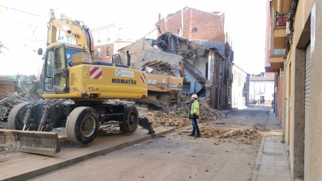 El derrumbe se ha producido cuando la máquina procedía al derribo de un inmueble en la calle Alfonso el Justiciero de León capital | Efectivos de Bomberos han acudido al lugar para auxiliar al operario que, finalmente, ha podido abandonar el vehículo sin dificultad. 