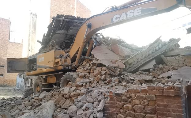 Galería. Imagen de la maquinaria pesada atrapada bajo los escombros en León capital. 