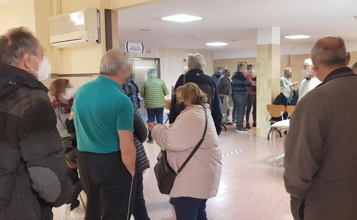 Pacientes esperando para ser vacunados de tercera dosis este lunes en el centro de salud de José Aguado, en León capital. 