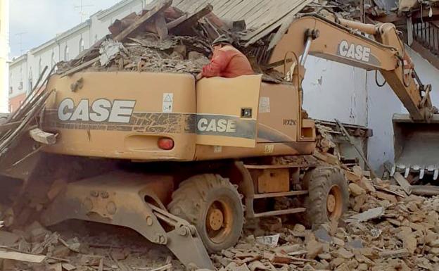 Momento en el que el operario desciende por su propio pie de la máquina tras caer el inmueble sobre la retroexcavadora que manejaba en el avance de la ronda interior de León capital. 