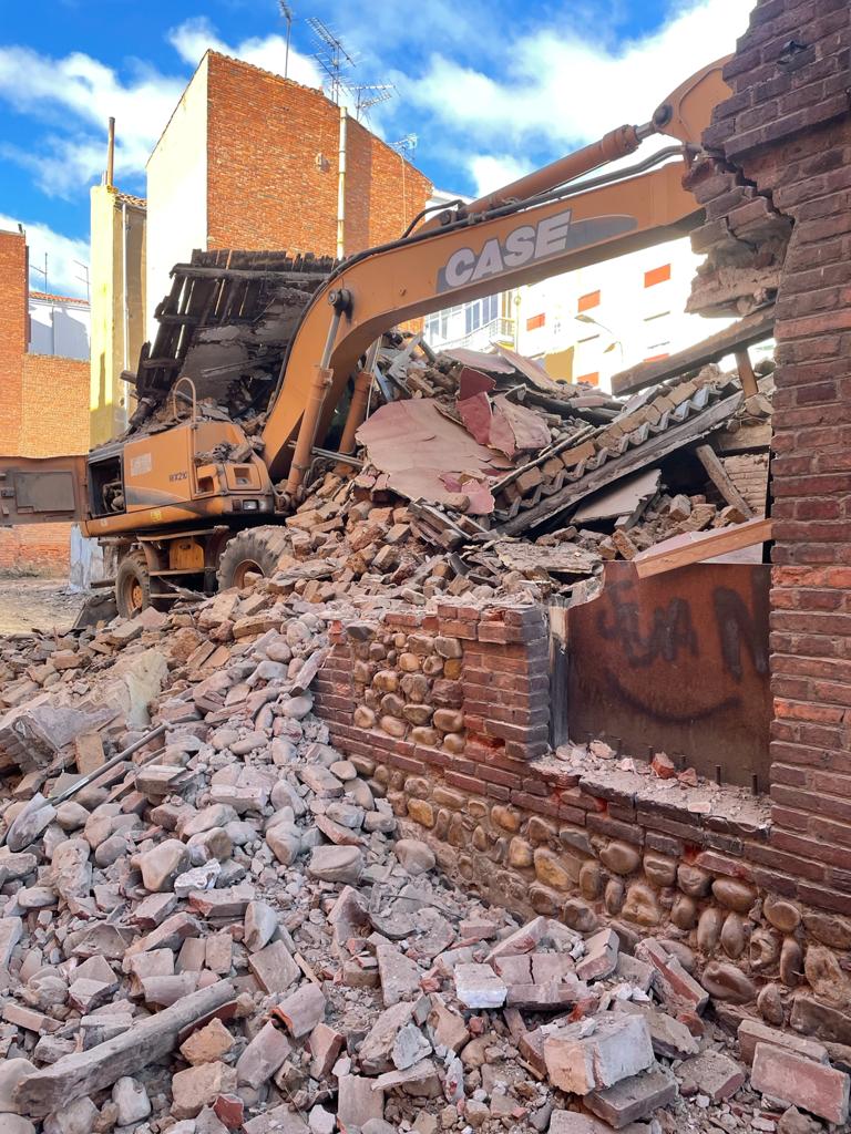 El derrumbe se ha producido cuando la máquina procedía al derribo de un inmueble en la calle Alfonso el Justiciero de León capital | Efectivos de Bomberos han acudido al lugar para auxiliar al operario que, finalmente, ha podido abandonar el vehículo sin dificultad. 