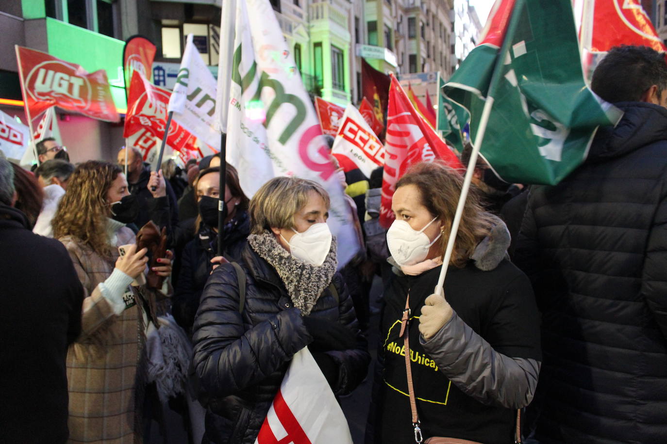 Concentración de trabajadores de Unicaja Banco en León contra el ERE que plantea la entidad.