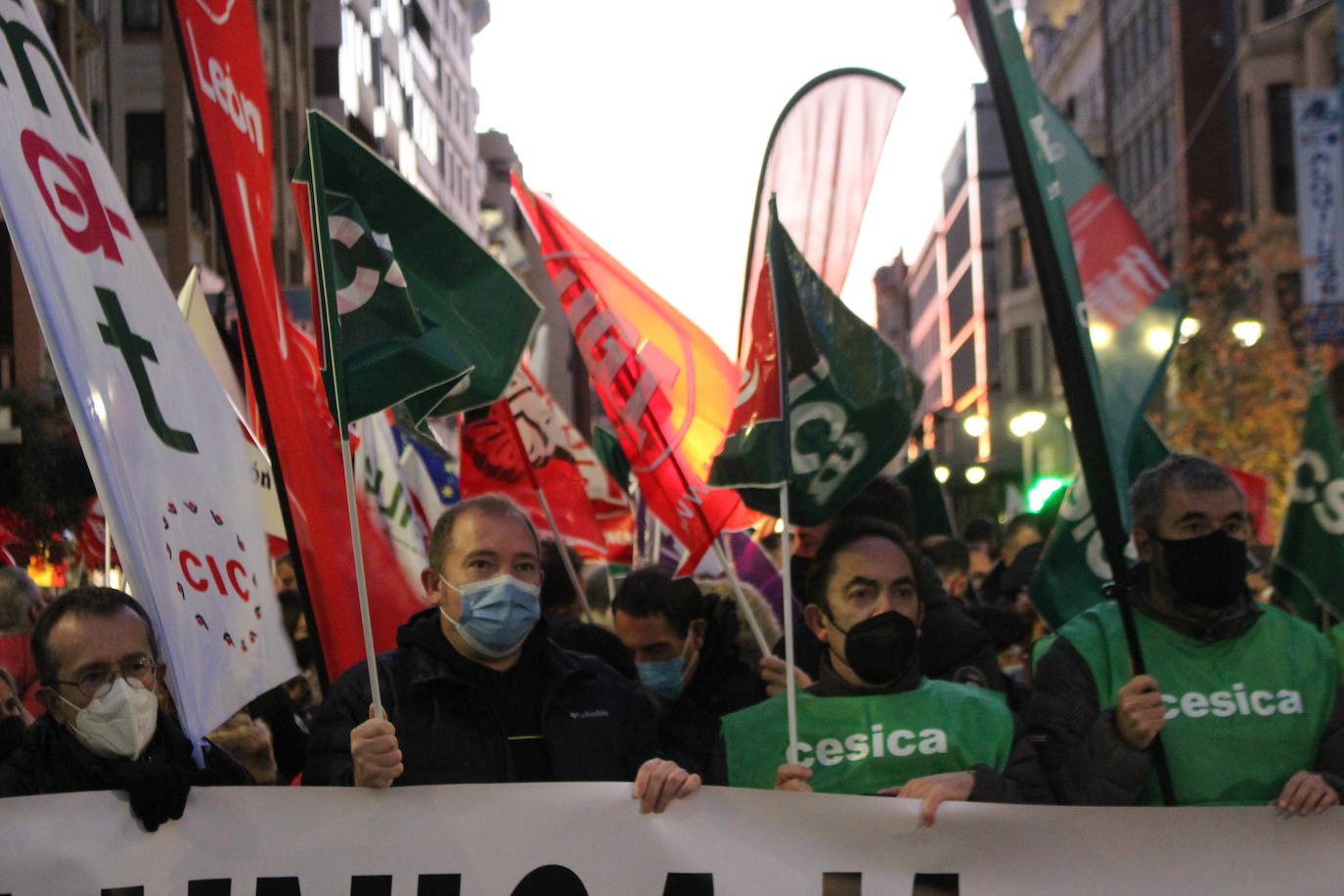 Concentración de trabajadores de Unicaja Banco en León contra el ERE que plantea la entidad.