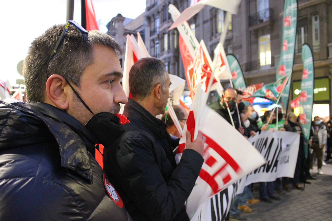 Concentración de trabajadores de Unicaja Banco en León contra el ERE que plantea la entidad.