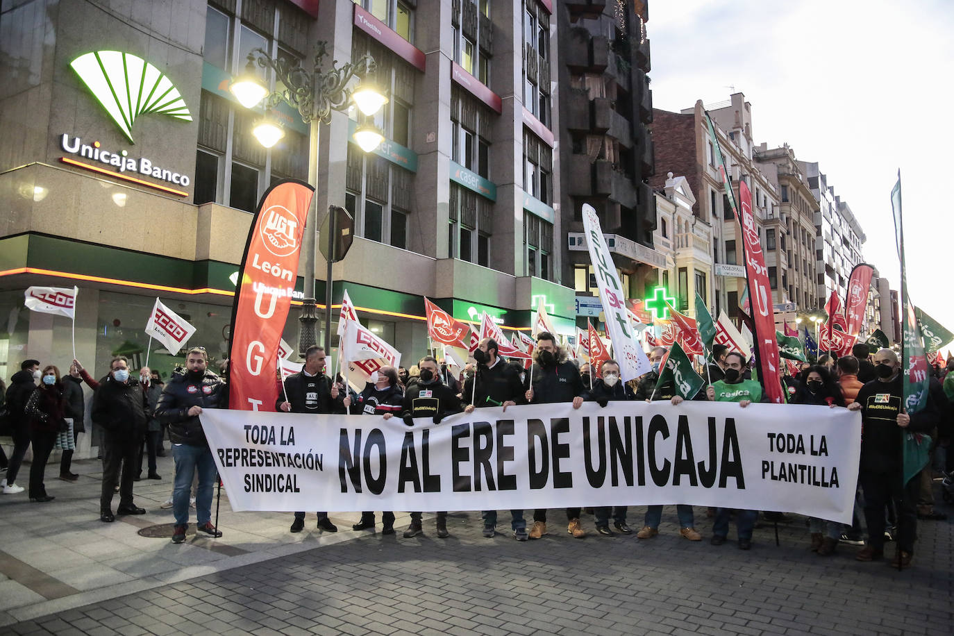 Concentración de trabajadores de Unicaja Banco en León contra el ERE que plantea la entidad.