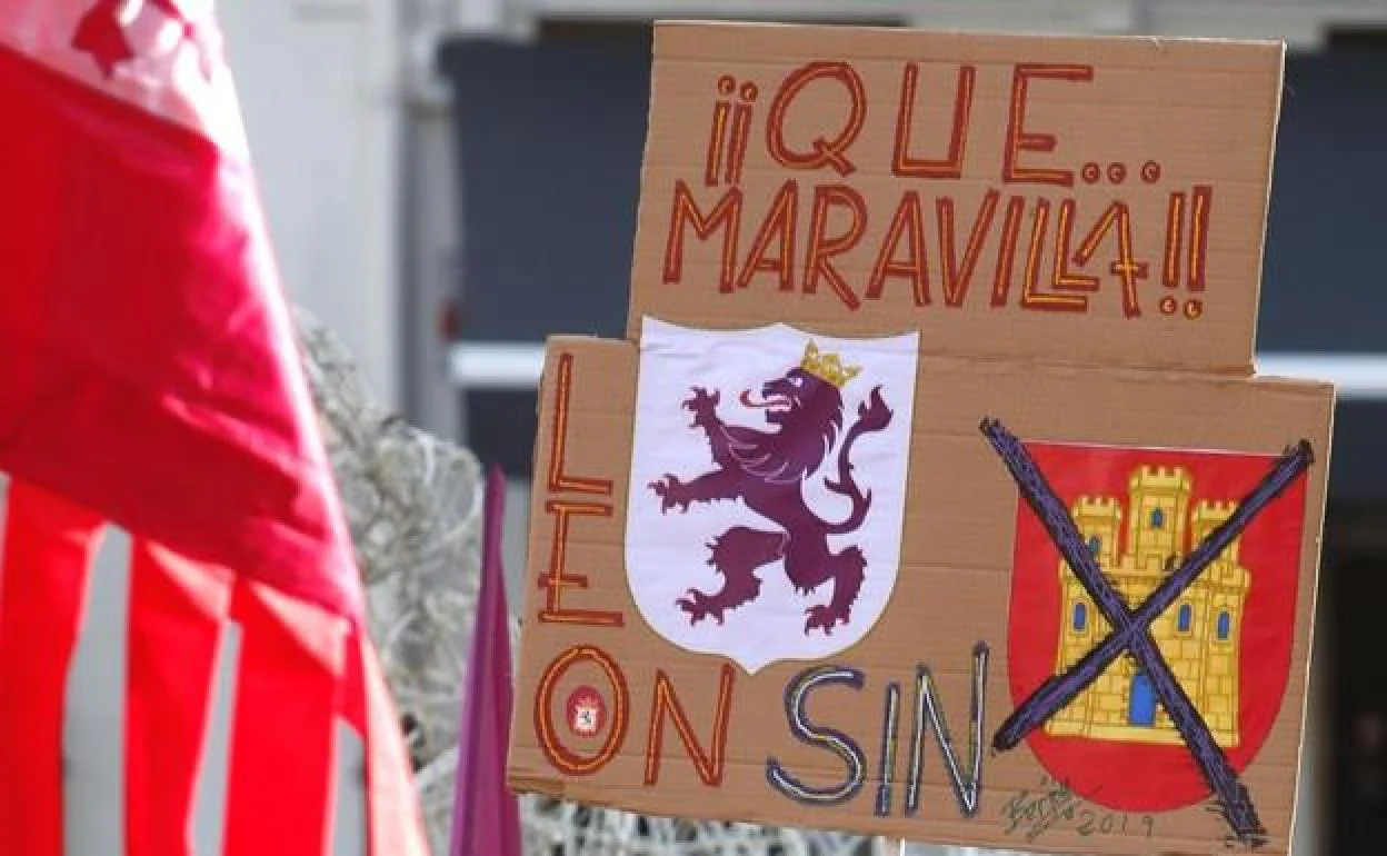 Uno de los carteles en la manifestación del 16 de febrero por el futuro de León. 