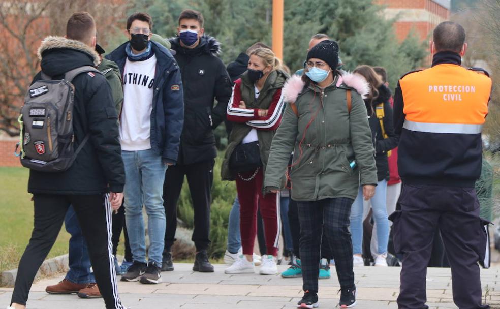 Decenas de jóvenes esperan para recibir su vacuna en la Universidad de León.