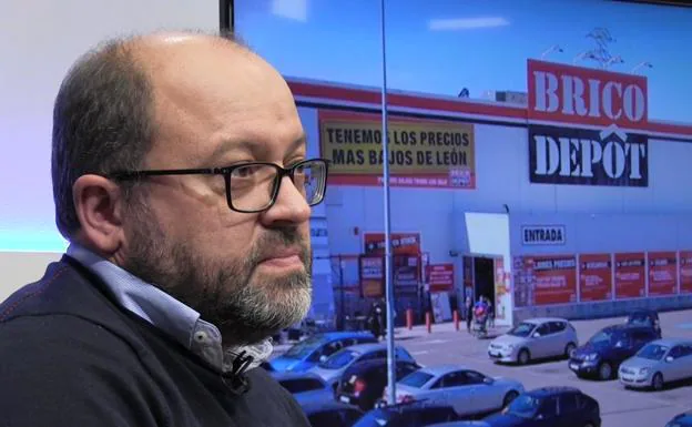 Juan Carlos García, director de Brico Depôt en León, durante una entrevista en leonoticias por los 14 años de la tienda en la provincia.