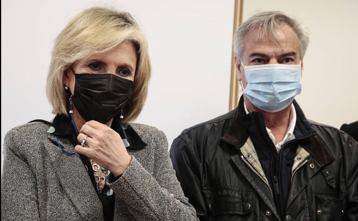 La consejera de Sanidad, Verónica Casado, visita el Punto de Atención Continuada (PAC) de Valderas. Junto a ella, el gerente de Atención Primaria de León, José Pedro Fernández.