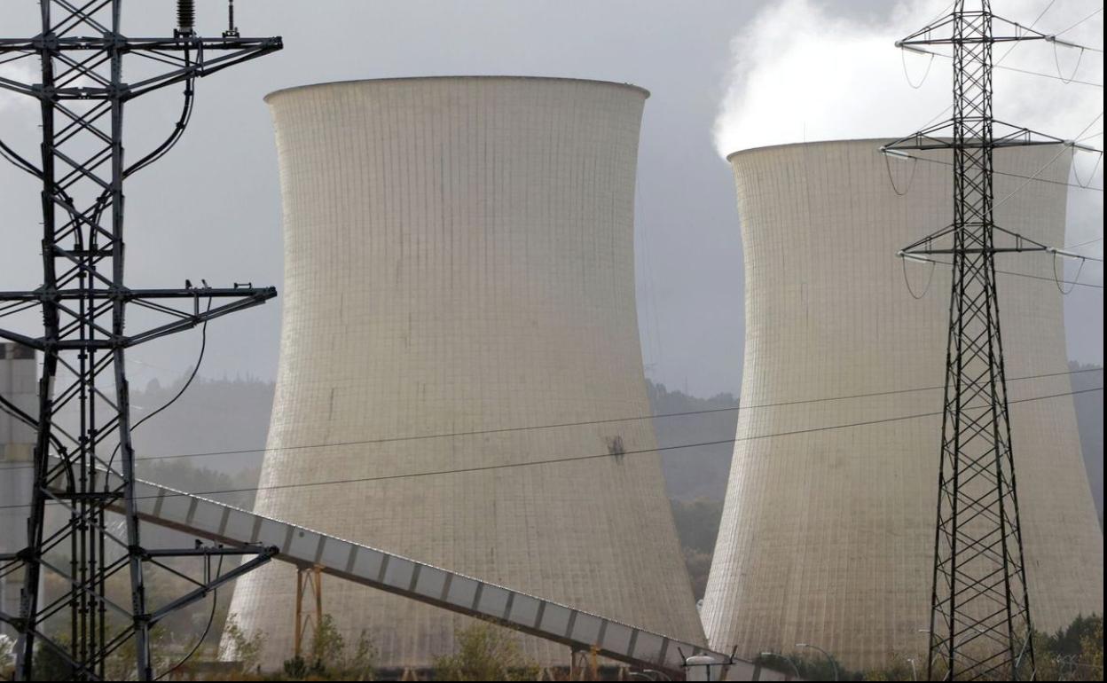 Imagen de la térmica de As Pontes que desde este lunes ha comenzado de nuevo a quemar carbón. 