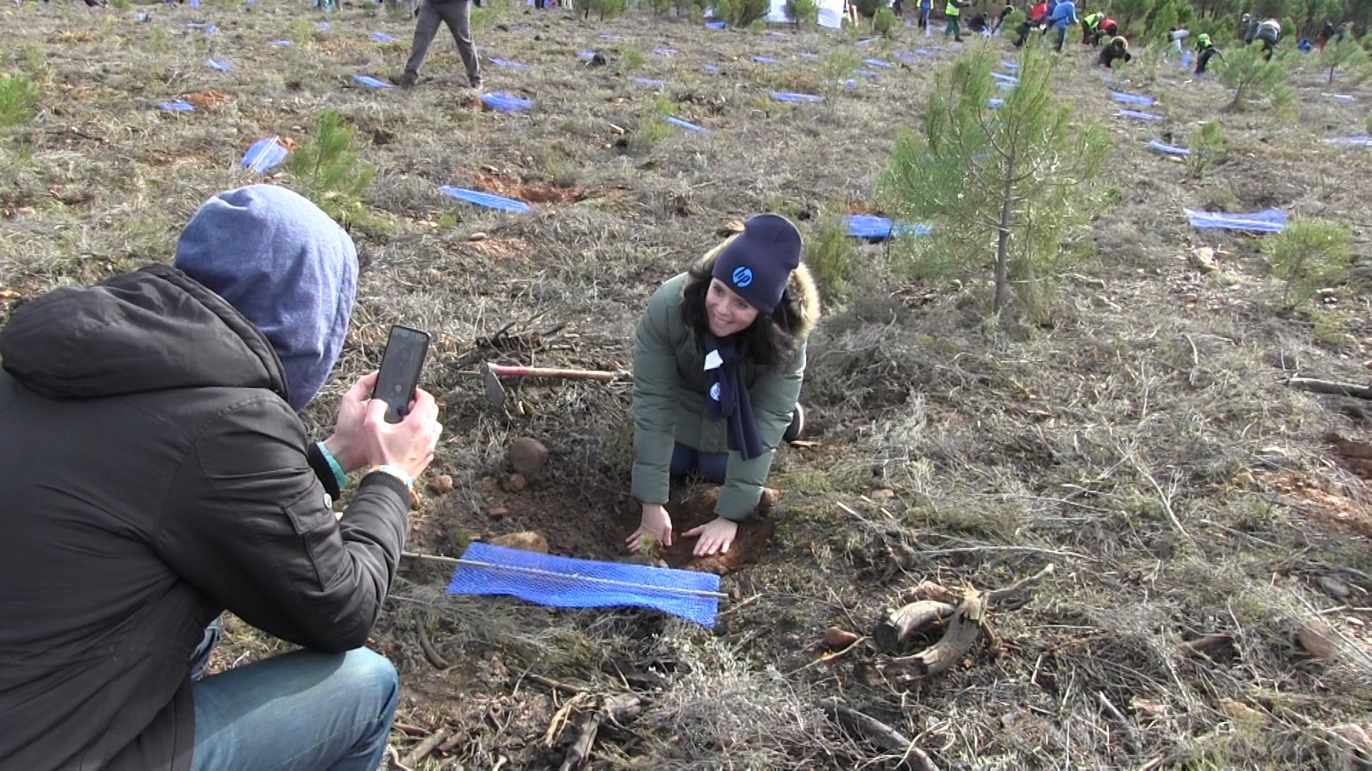 Decenas de personas participan en la plantación de árboles en el área arrasada por el incendio de Castrocontrigo.