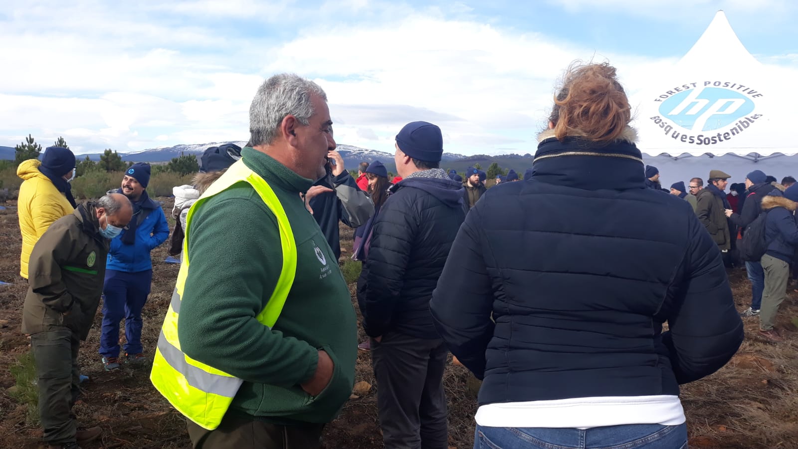 Decenas de personas participan en la plantación de árboles en el área arrasada por el incendio de Castrocontrigo.