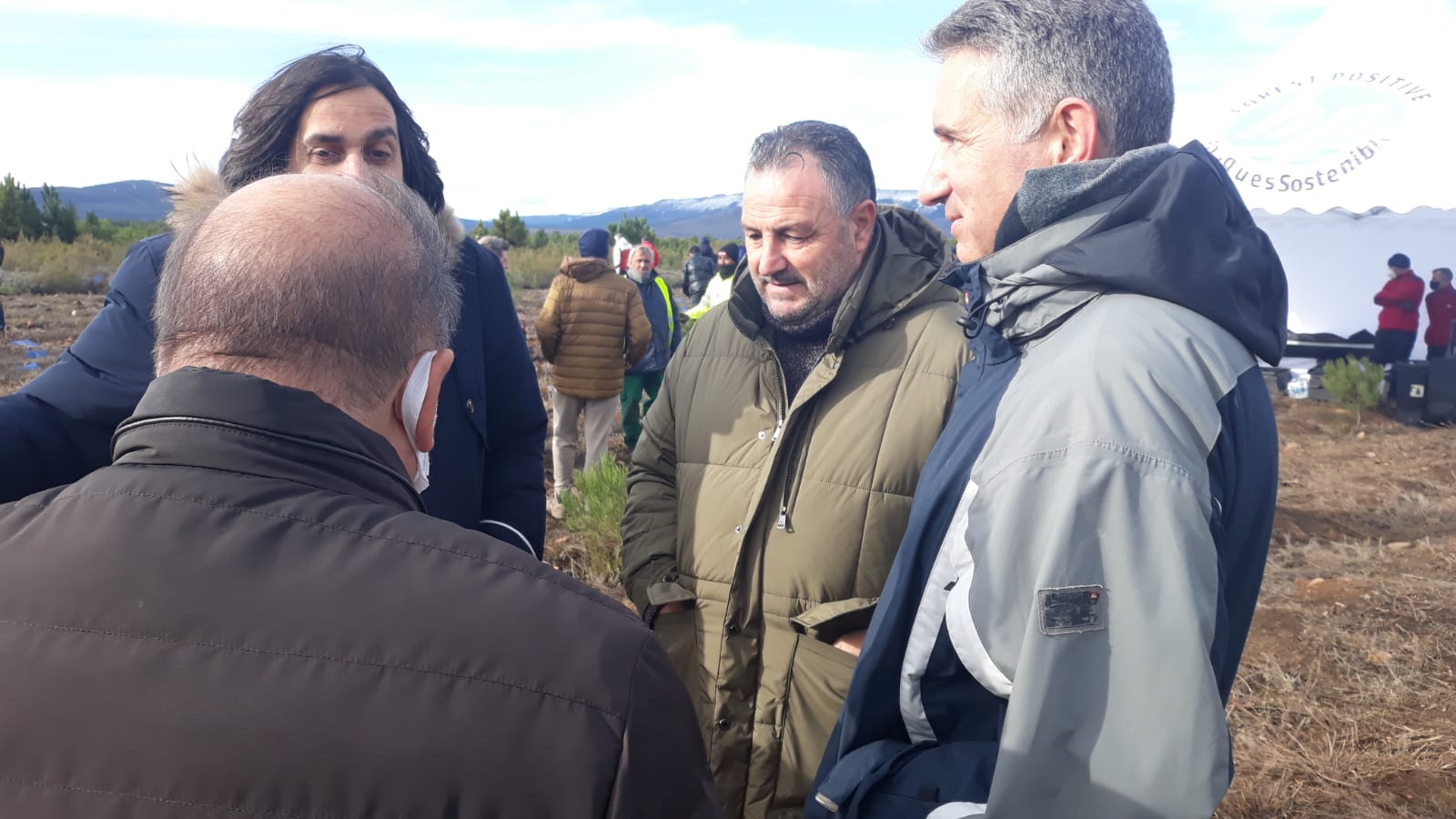 Decenas de personas participan en la plantación de árboles en el área arrasada por el incendio de Castrocontrigo.