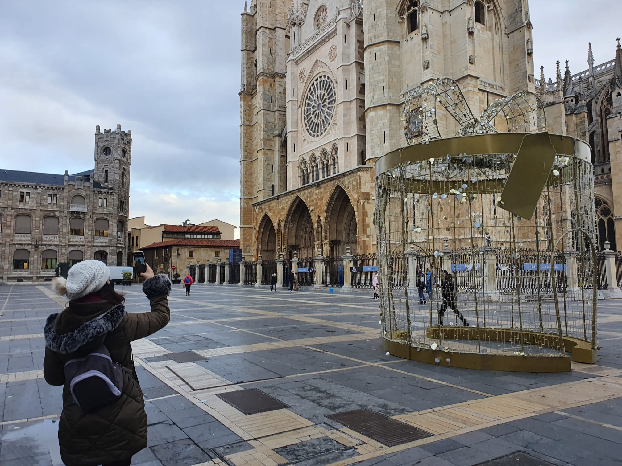 La decoración ocupa ya las principales calles y los barrios de la capital leonesa.