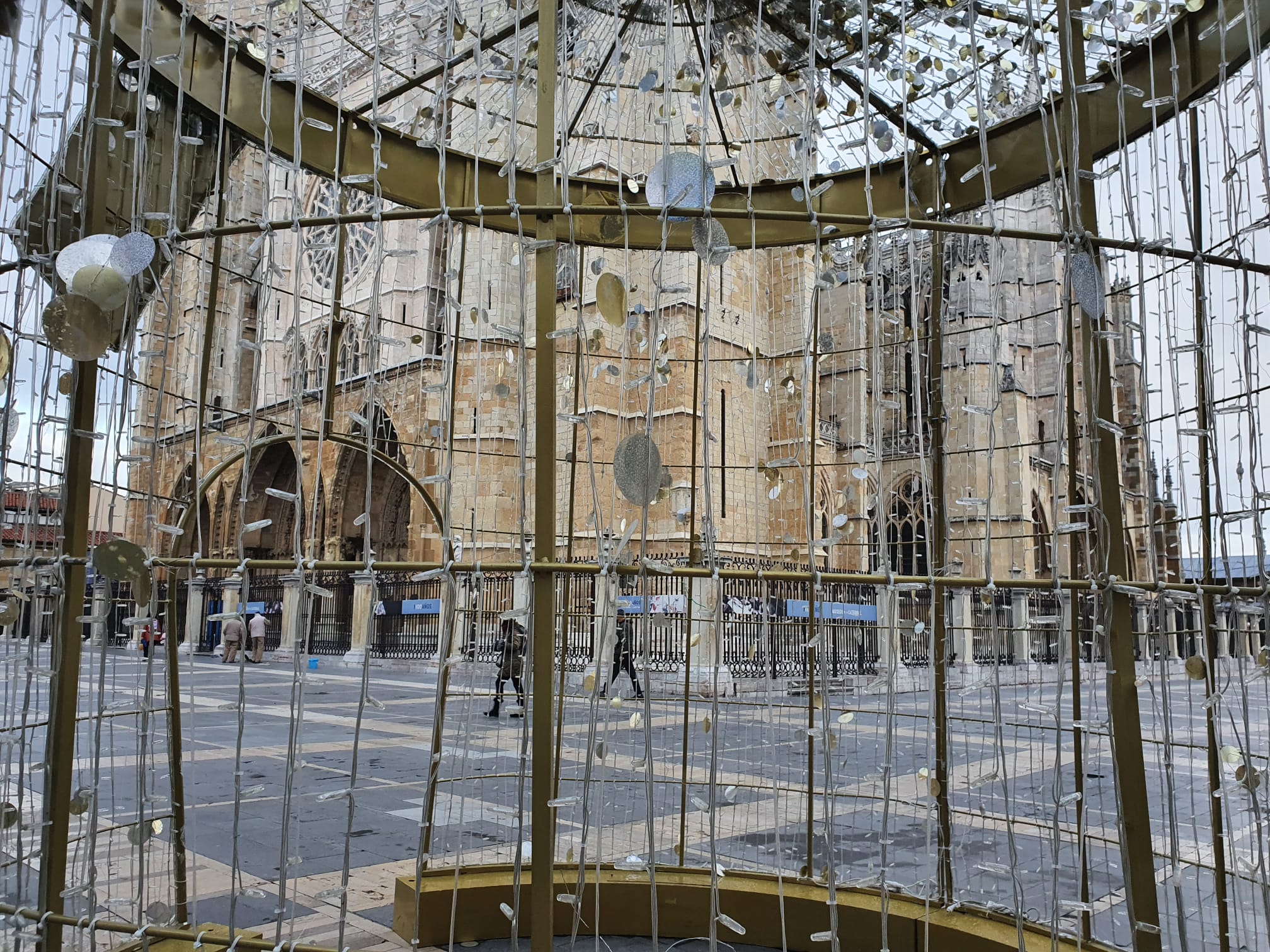 La decoración ocupa ya las principales calles y los barrios de la capital leonesa.