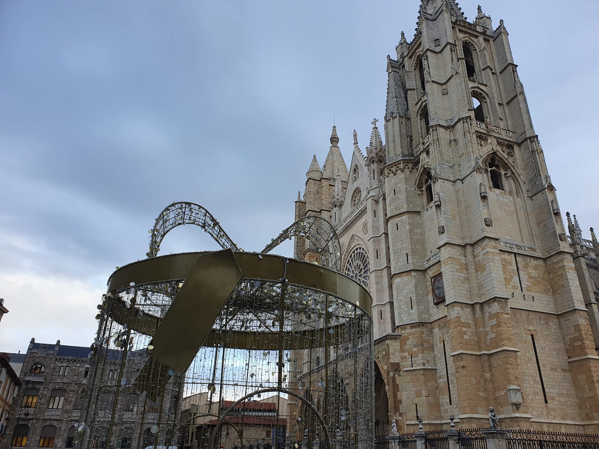 La decoración ocupa ya las principales calles y los barrios de la capital leonesa.