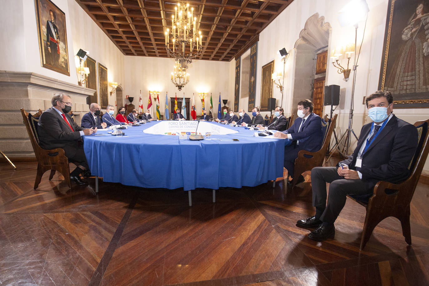 El presidente de la Junta, Alfonso Fernández Mañueco, durante su participación en el 'Foro Santiago. Camino de Consenso', encuentro institucional de las comunidades de Galicia, Castilla y León, Asturias, Cantabria, La Rioja, Aragón, Castilla-La Mancha y Extremadura.